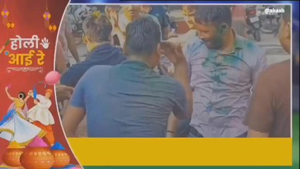 गाजीपुर: पुलिसकर्मियों ने खेली कपड़ाफाड़ होली,जमके थिरके लगाया अवीर गुलाल