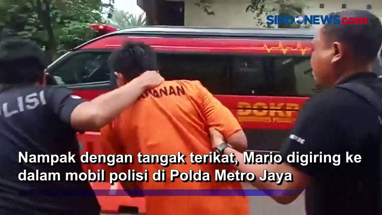 Sambil Tangan Terikat, Mario Dandy Satriyo Digiring ke Mobil untuk Jalani Rekonstruksi