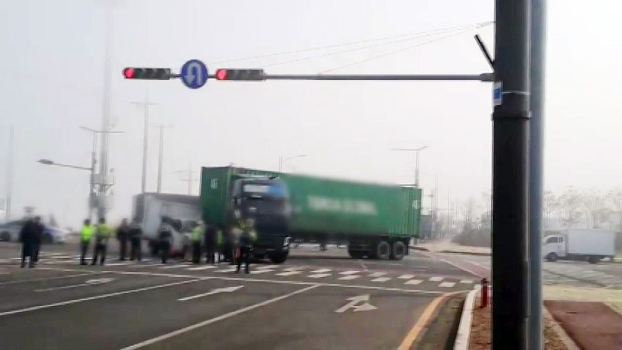 안갯길 달리던 트럭 2대 충돌...1명 의식 불명 / YTN