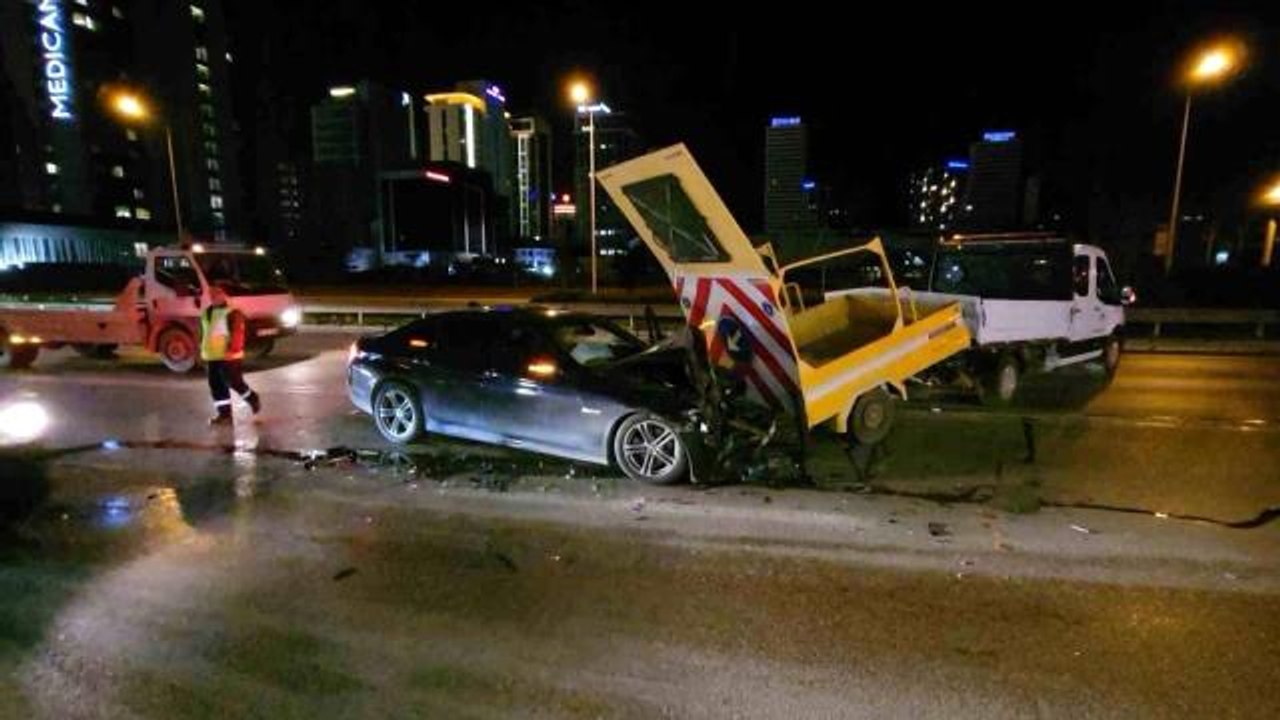 Bursa'da lüks otomobil, yolda temizlik yapan belediye aracına çarptı: 2 yaralı