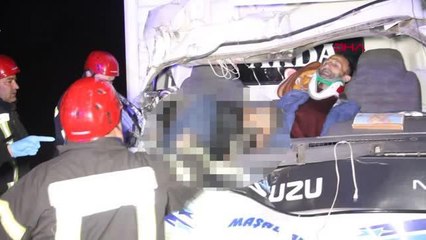 MANİSA'DA KAMYONET, TIR'A ARKADAN ÇARPTI 1 ÖLÜ, 2 YARALI