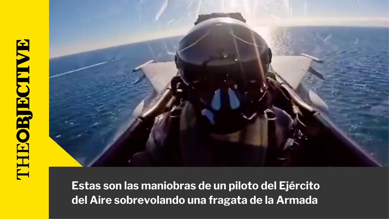 Un piloto del Ejército del Aire sobrevuela una fragata de la Armada