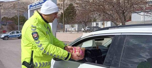 Polisler yoldan geçen depremzede aileleri moral oldu