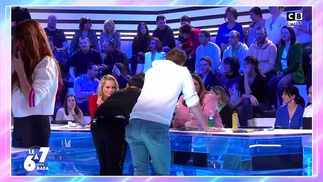 TPMP : Delphine Wespiser met une bouteille dans les fesses de Cyril Hanouna, tout le monde hallucine