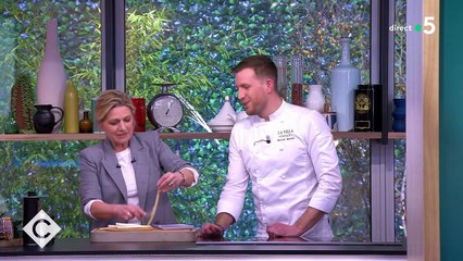 Anne-Elisabeth Lemoine "branle" des asperges dans C à vous la suite : moment de gêne sur France 5 le jeudi 9 mars 2023