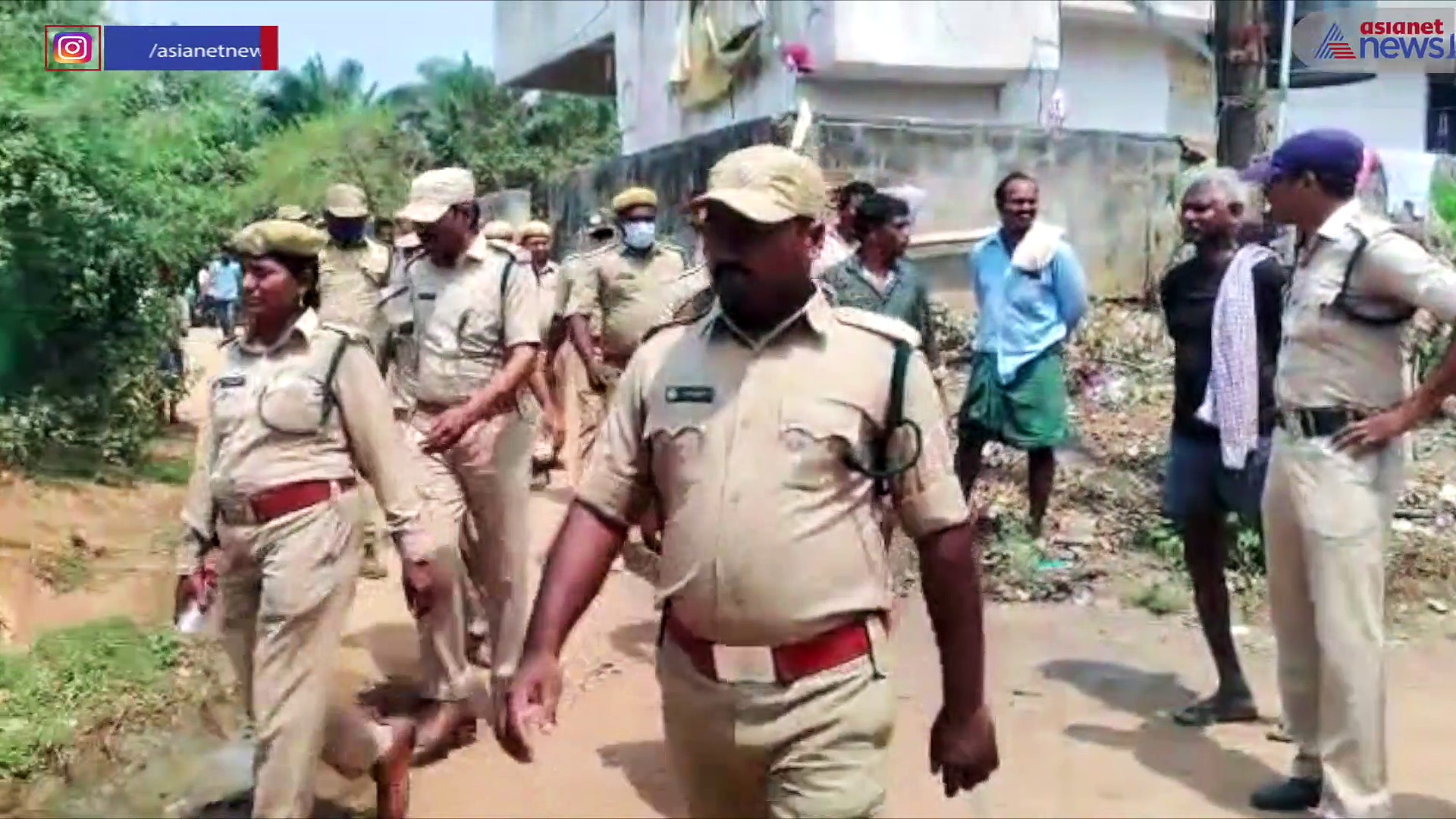 పోలీసులతో పెట్టుకుంటే ఇట్లుంటది..! కుగ్రామంలో 200 మంది పోలీసుల కవాతు 