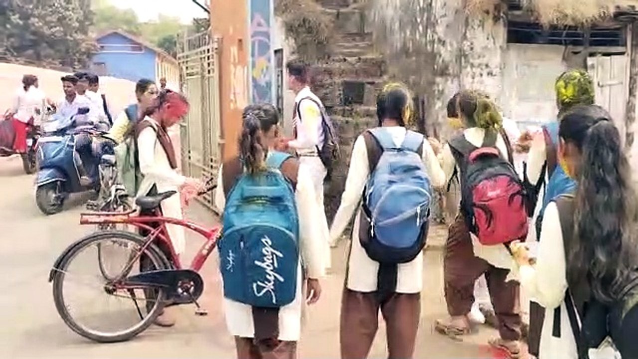 बोर्ड परीक्षा छूटने के बाद छात्र-छात्राओं ने उड़ाए गुलाल, बच्चों में दिखा उत्साह