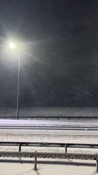 UK: Motorists stuck for hours on M62 overnight after heavy snow