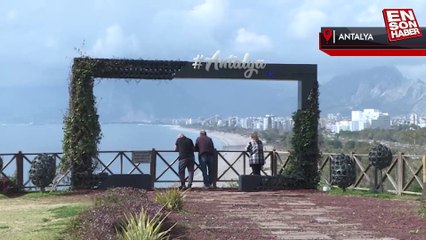 Antalya'da zirvede kış sporları yapılırken sahilde denize girenler oldu