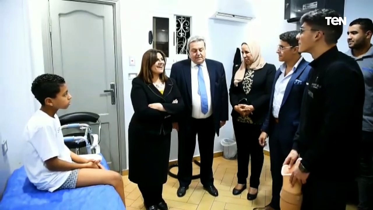 وزيرة الهجرة تسلم أحد أطفال "الأسمرات" قدما صناعيا تبرع بها دينيس إيريك رجل الأعمال المصري اليوناني