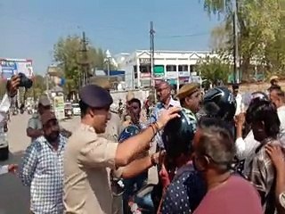 Скачать видео: video: आमजन को यातायात नियमों के बारे में किया जागरूक,बांटे हेलमेट