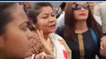 উঃ২৪পঃ টানতে টানতে নিয়ে যাওয়া হল মহিলাদের, ধুন্ধুমার পরিস্থিতির ছবি দেখুন