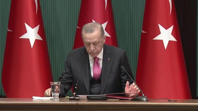 Erdoğan, Seçimlerin Yenilenmesi Kararını Canlı Yayında İmzaladı: Cumhurbaşkanı ve Milletvekili Seçimlerinin 14 Mayıs'ta Yenilenmesi Kararını...
