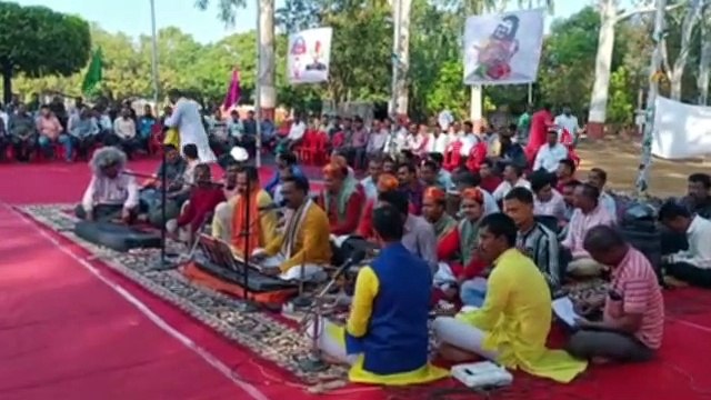 लाल परेड ग्राउंड पर गाए फाग गीत, खूब उड़ा गुलाल