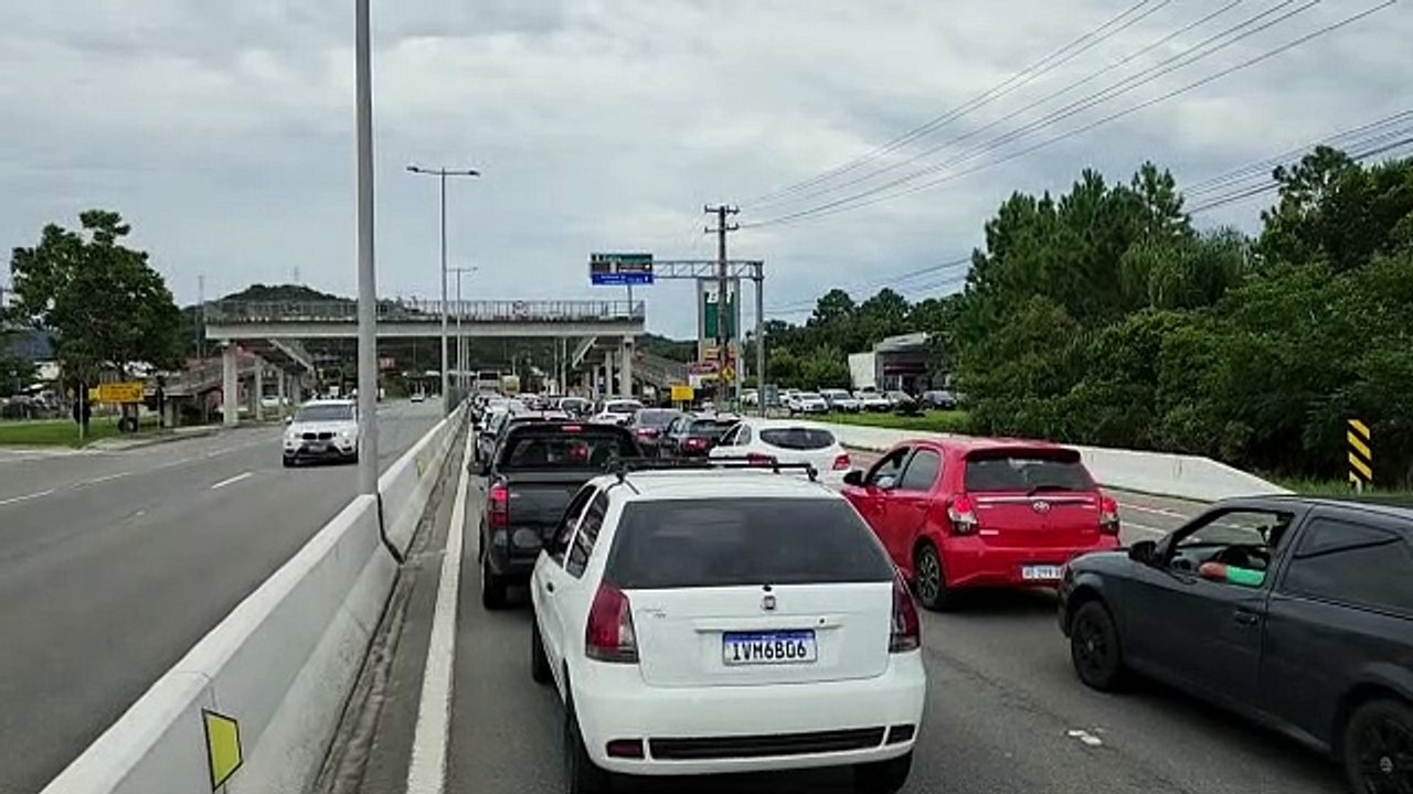 Acidente provoca trânsito intenso na SC-401 em...