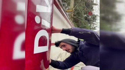 Bu duvarı gören okumadan geçemiyor... Demir korkuluklar yerini kitap duvarlara bıraktı