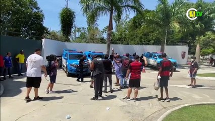 Torcedores do Flamengo protestam no Ninho do Urubu