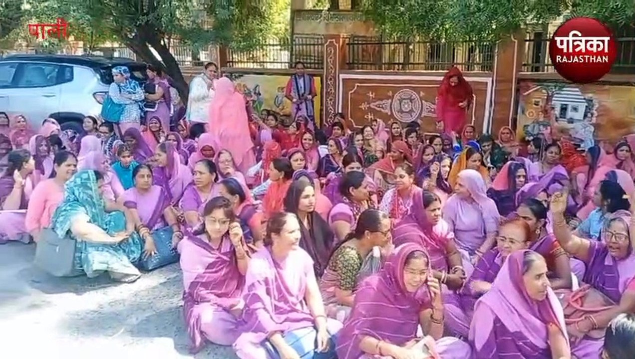 VIDEO : धूप में चार घंटे बैठी रही महिलाएं, सरकार तक आवाज पहुंचाने पेड़ पर चढ़ी