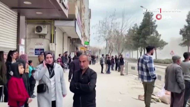 Çocuk, genç, yaşlı demeden günlerdir süren yıkımı izliyorlar