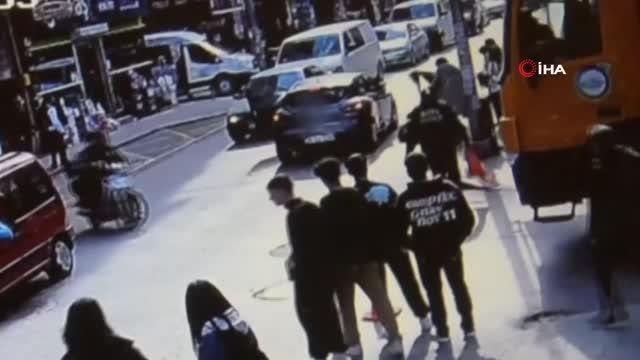 Yolun karşısına geçmeye çalışan genç kıza otomobil böyle çarptı