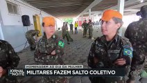 Homenagem ao Dia da Mulher: militares fazem salto coletivo 10/03/2023 12:11:48