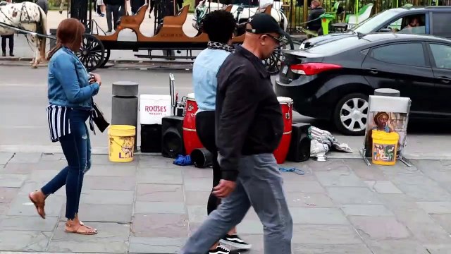 Le chien de cet artiste de rue va chercher les dons des passants... adorable