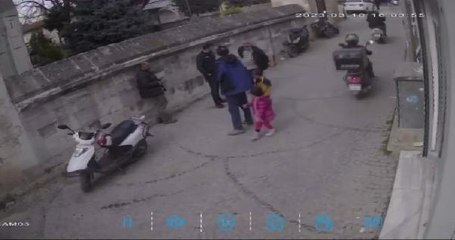 ÇOCUKLARININ GÖZLERİ ÖNÜNDE BIÇAKLANDI