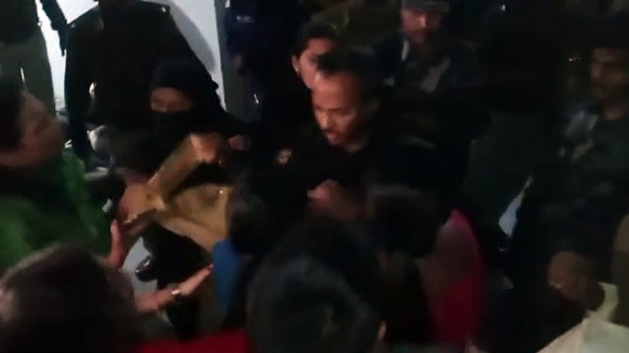 वीरांगना से मिलने पहुंची सांसद से धक्का-मुक्की, जमीन पर गिरीं