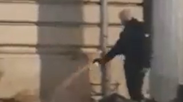 À Paris, des CRS aspergent les affaires de migrants de gaz lacrymogène, la police ouvre une enquête