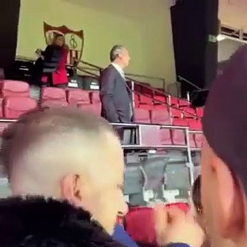 Fenerbahçe Kulübü Başkanı Ali Koç ile bir Fenerbahçe taraftarı arasındaki diyalog sosyal medyada tepki çekti.