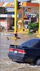 Tải video: Niño ayuda a perrito a cruzar inundaciones en Piura