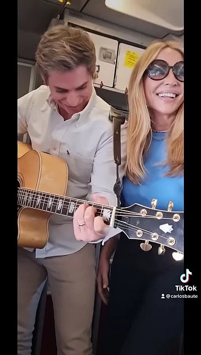 Carlos Baute y Marta Sánchez amenizan un vuelo con turbulencias