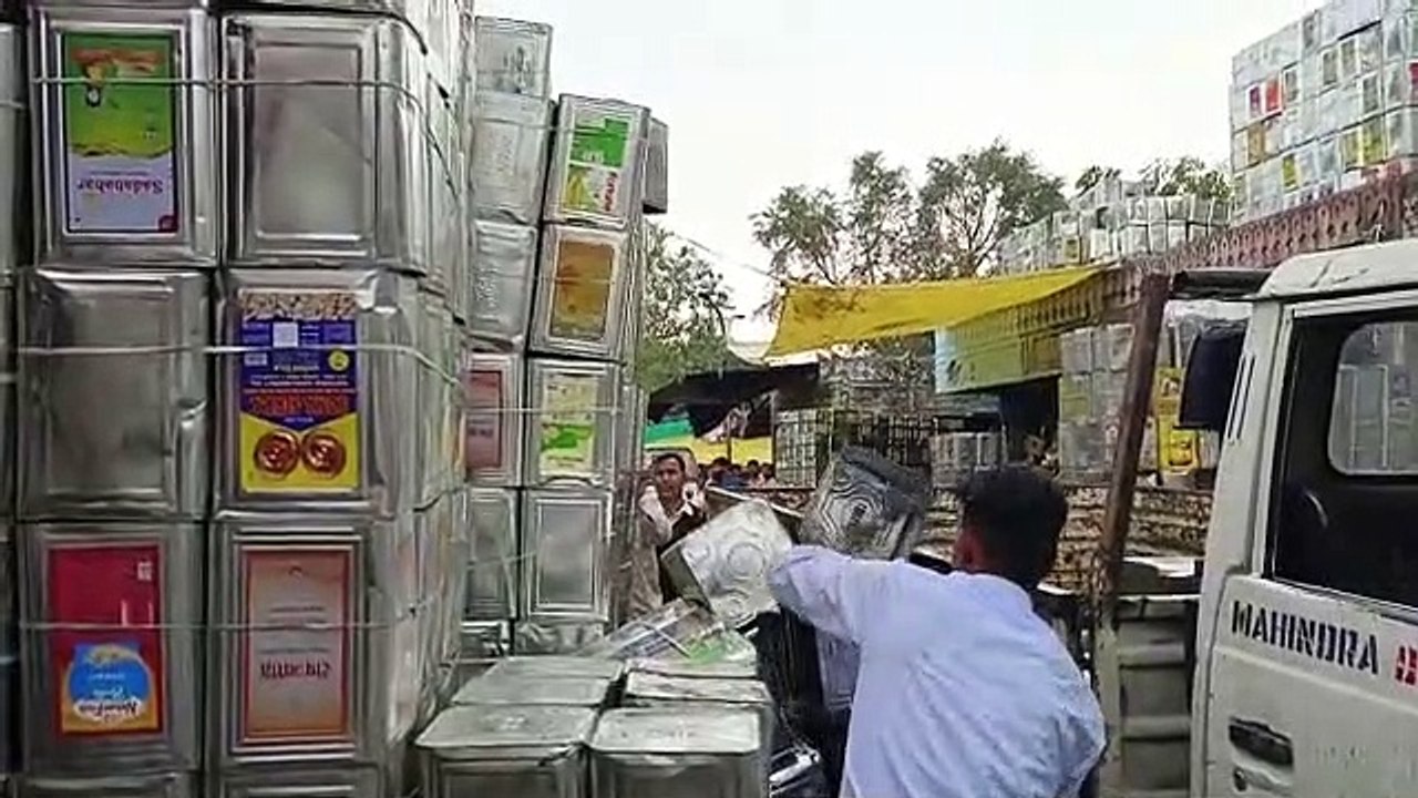 अस्थायी अतिक्रमण हटाए...4 ट्रक सामान जब्त