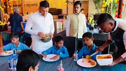 विधायक ने हाथों से परसा दिव्यांग बच्चों को खाना