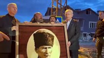 Malatya'da bir depremzede Kılıçdaroğlu'nun yolunu kesti, baba hatırası Atatürk resmini hediye etti