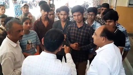 परीक्षा में बदला हुआ कोर्स आने की विद्यार्थियों ने की शिकायत