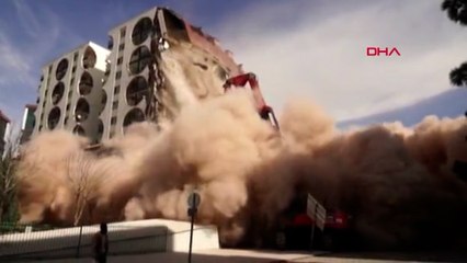 Galeria Sitesi'nin 1 bloğu yıkım sırasında çöktü