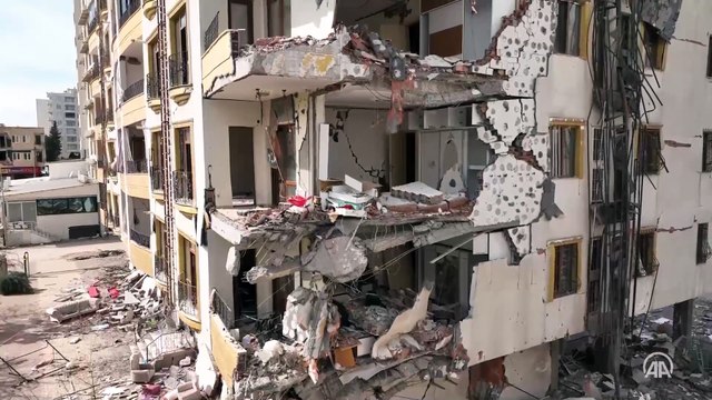 Ağır hasarlı binaların içi yıkımın boyutunu bir kez daha ortaya koydu