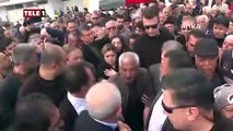 Kılıçdaroğlu yaşadıklarını gözyaşlarıyla anlatan depremzedeye sarıldı