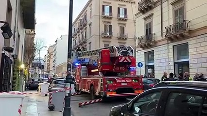 Descargar video: Cadono calcinacci dal balcone, paura in via Daita a Palermo