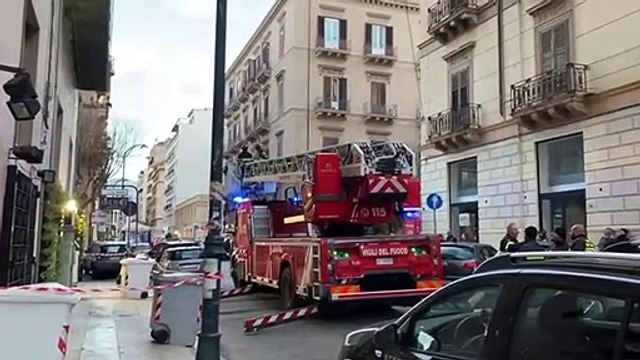 Cadono calcinacci dal balcone, paura in via Daita a Palermo