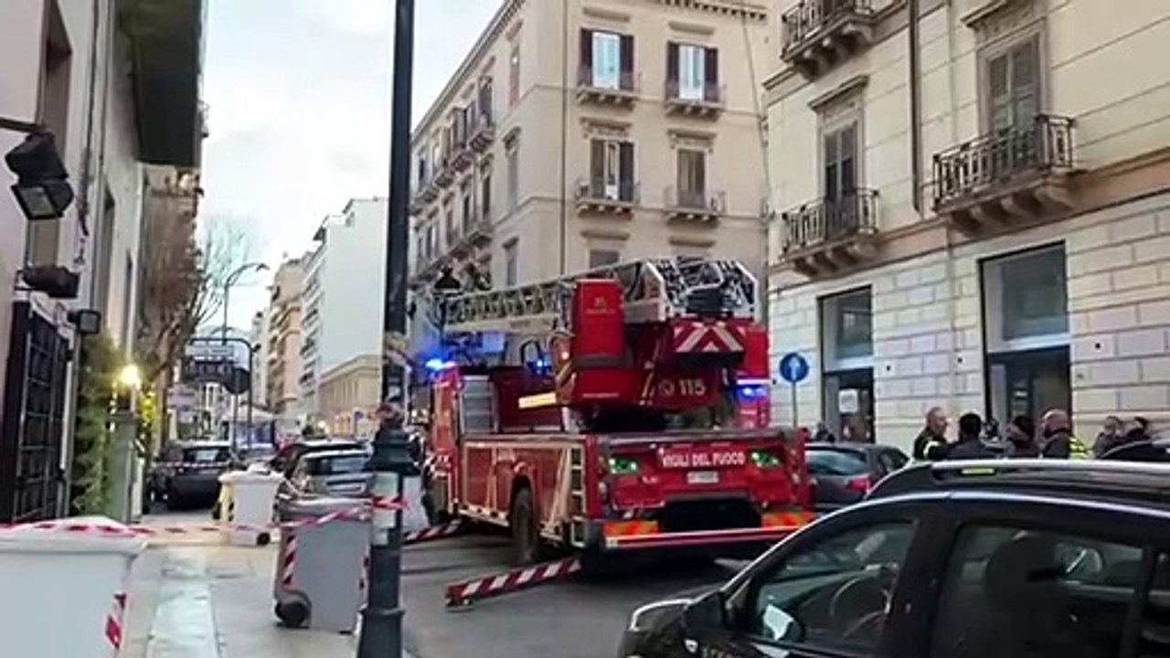 Cadono calcinacci dal balcone, paura in via Daita a Palermo