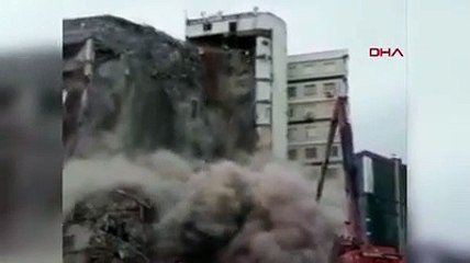 Galeria Sitesi'nin 1 bloğu yıkım sırasında çöktü