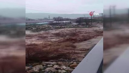 Şiddetli yağış sonrası çay coştu... O anlar kamerada