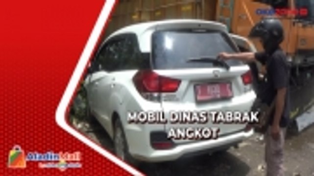 Mobil Dinas Pemkab Purwakarta Tabrak Angkot Berisi Rombongan Anak SD