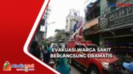 Video herunterladen: Aksi Heroik Petugas Damkar, Evakuasi Warga Pademangan yang Sakit dari Lantai 3