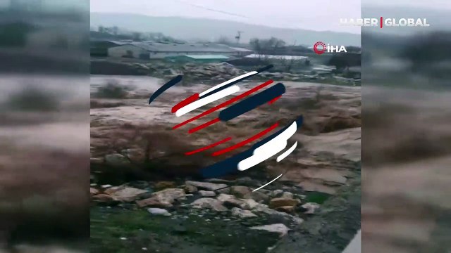 Korkutan anlar: Şiddetli yağış sonrası taşan dere vatandaş kamerasına yansıdı