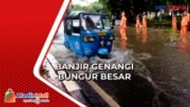 Banjir Setinggi 20 Cm Genangi Bungur Besar, Petugas PPSU Berjibaku Keringkan Air