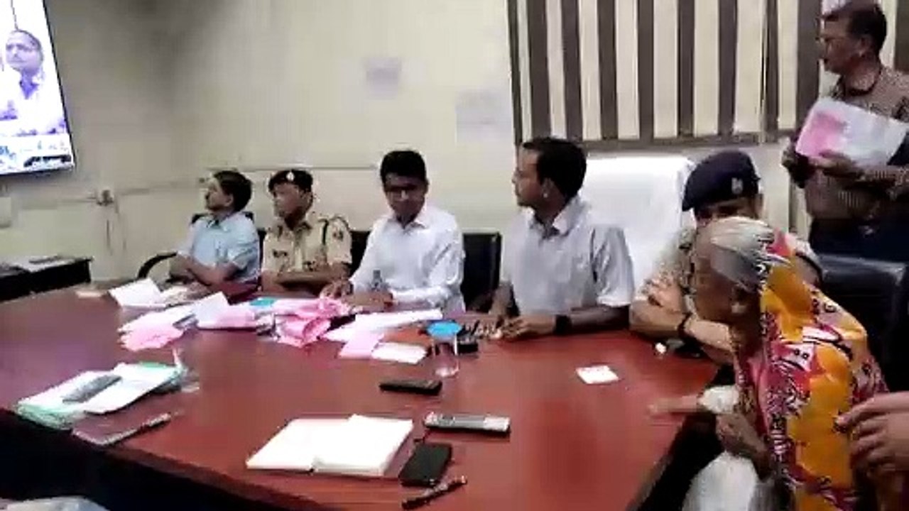 त्रि-स्तरीय जन सुनवाईजिला कलक्टर ने सुनी समस्याएं