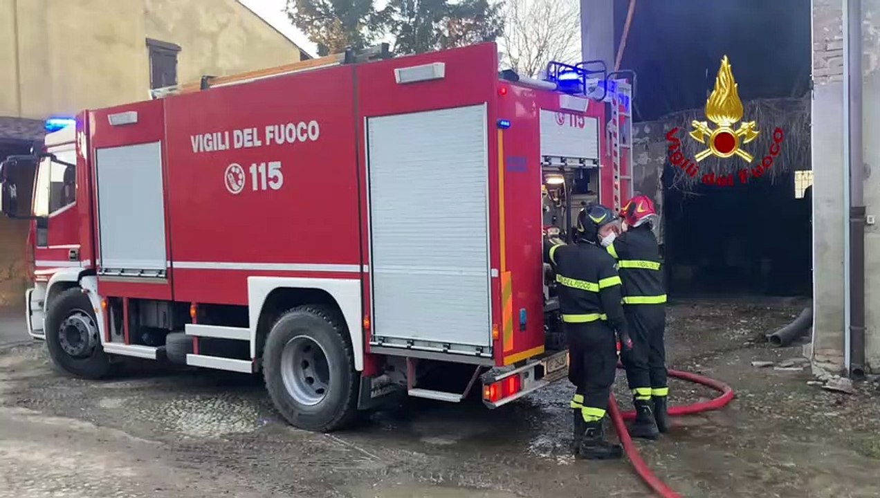 I pompieri al lavoro nel capannone andato a fuoco